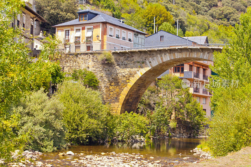 西班牙Castilla y León Villafranca del Bierzo的中世纪桥梁。圣地亚哥之路。